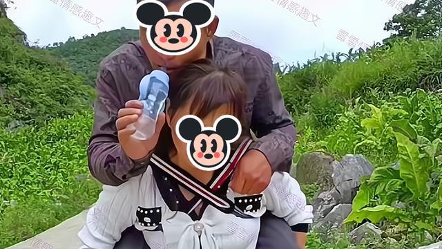 两女子看到一女子背喝醉酒的丈夫回家，深感自愧不如：我没她贤惠