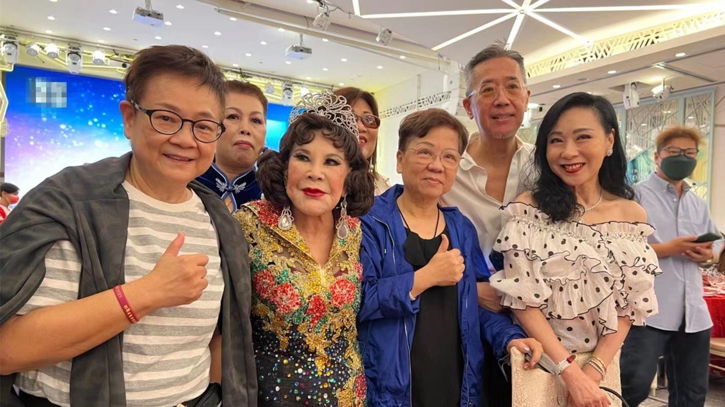 黄夏蕙|91岁港星，移民美国曝近况！穿黑丝戴3串珍珠项链，在小作坊做饼干