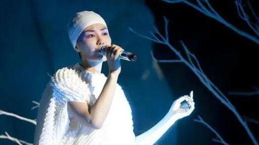 王菲|英皇老板杨受成：喜欢表吗？我送你！王菲：我买不起吗？还用你送