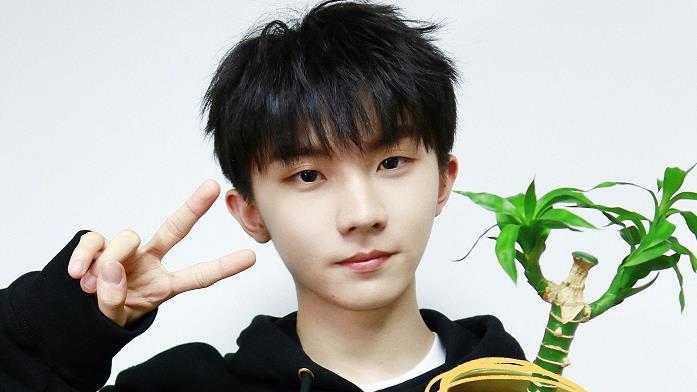 马嘉祺|马嘉祺与宋亚轩同穿军训服，少年们的腰很细，羡慕这样的友情