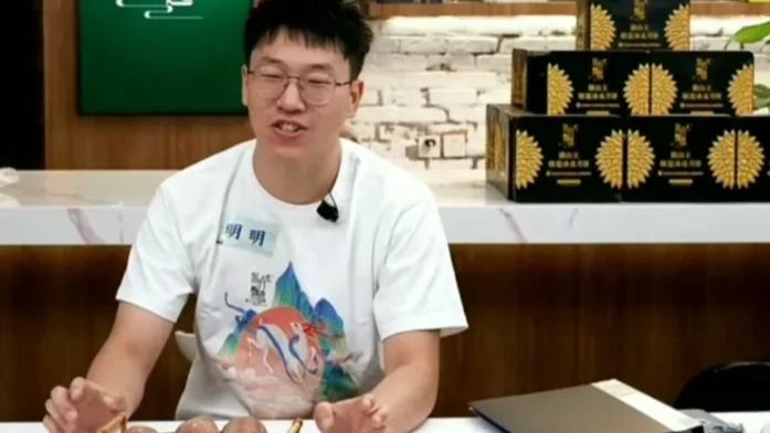 发型 明明换了一个新发型，把明明心疼的呀！