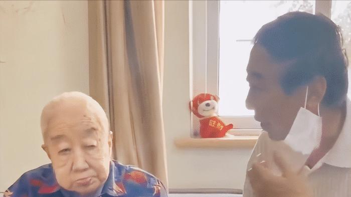 冯巩|冯巩去探望三姨，再次“暴露”了自己的显赫家世