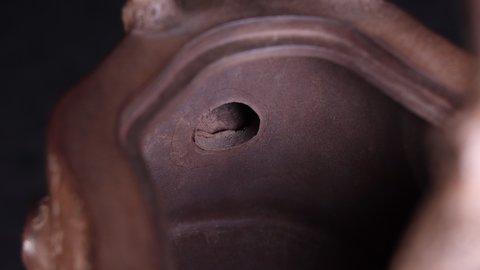 钱币|回流：老紫砂松树桩提梁壶。