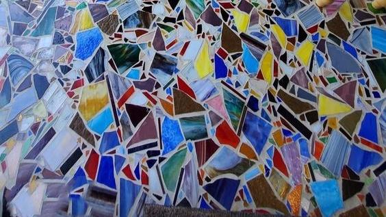 成品水槽看腻了，装修没用完的花砖，围着水槽贴一圈，只会更好看