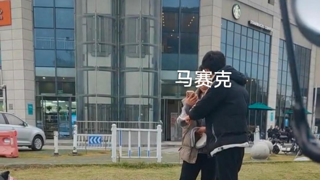 江苏，女子情绪激动，紧抓住男子：玩够了你就不要我了？没门