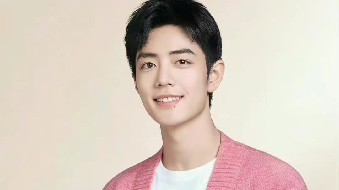 肖战|肖战做到“一心三用”？在片场记笔记被抓拍，粉丝：路透劝删