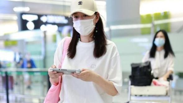 李沁|“碎纸片”的八分牛仔裤，李沁女神的大妈装，网友：有气质！