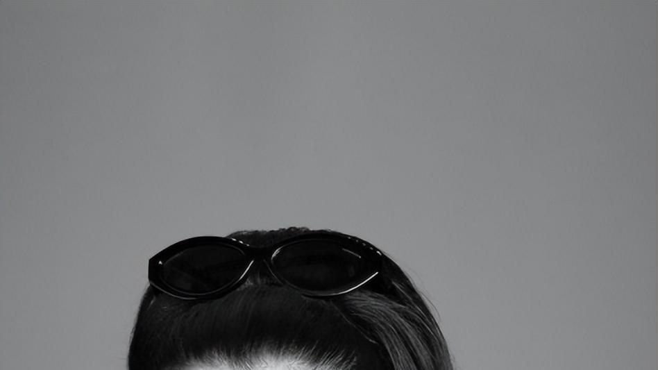 安妮·海瑟薇|安妮·海瑟薇驾驭整身豹纹，她一口气尝试多套华丽造型