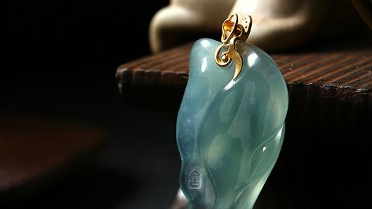 古董|知名度奇低的芙蓉种翡翠，竟能拍卖到200万之高！它凭什么？