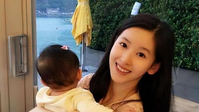 章泽天|章泽天的孕照登杂志封面，左手戴钻戒表明态度，肚子大小惹担忧