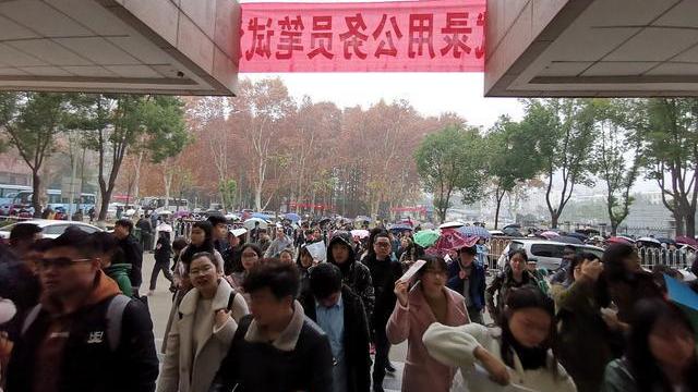 宿豫|00后整顿职场？超4成00后选择体制内，网友：“卷”的尽头是编制