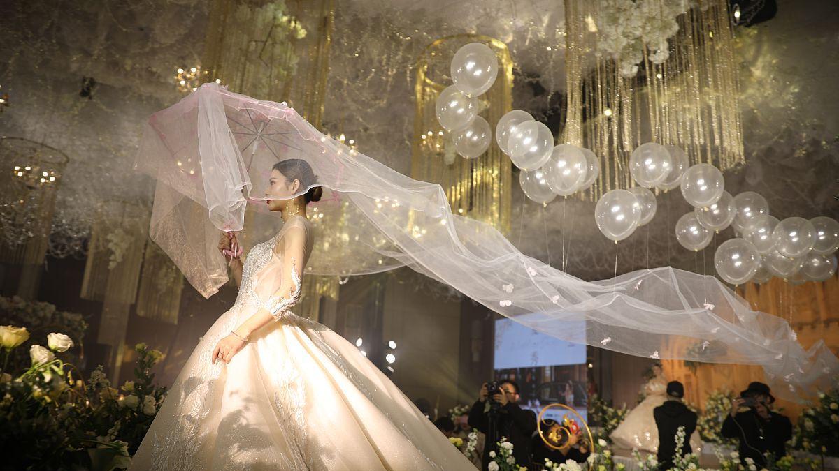 男子驱车500公里参加前女友婚礼，爱人穿上婚纱，新郎却不是自己