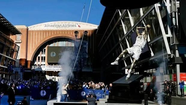 76人拿下八连冠哈登风波越演越烈，詹姆斯孤军奋战，美媒爆出四换二的交易事件