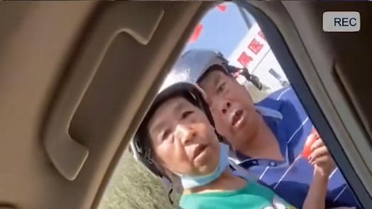 太嚣张了！男子因礼让直行车辆，遭后面三轮车老人怒骂，扒着车窗打人抢钥匙！