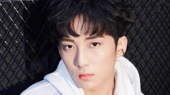 郭子凡|当红男星约会被拍！扫码骑车失败当街砸手机，女友站在一旁被吓呆