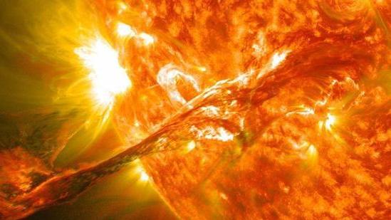 太阳每秒消耗420万吨质量，它会变得越来越小吗？