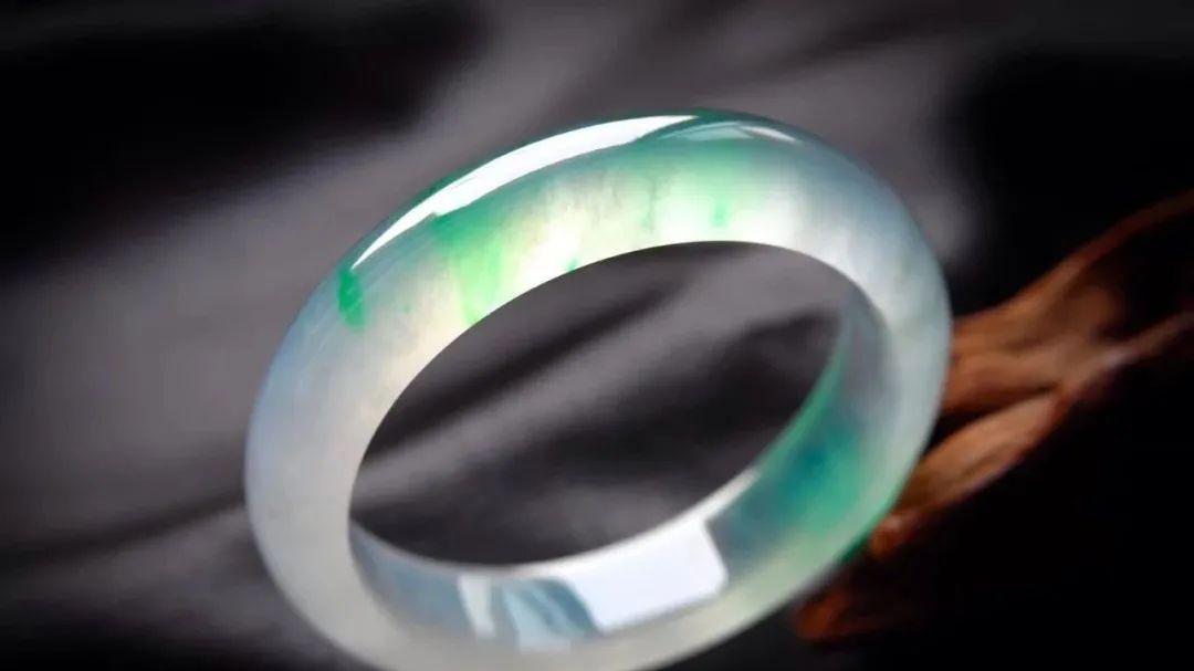 翡翠|翡翠真的会“变色”吗？不同光源下的“它们”怎么了？我来为你揭秘！