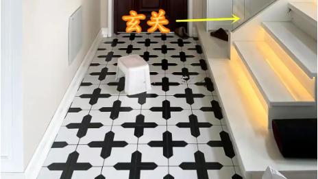 进门就是楼梯？那就跟他家学，和玄关柜一体式，方便不说还省空间