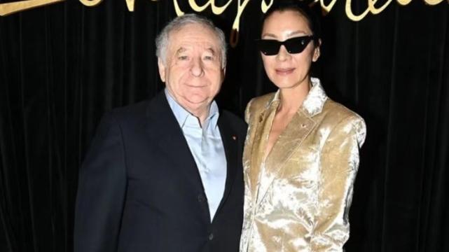 |杨紫琼携77岁未婚夫亮相，穿绒面西装优雅高级，网友：看着像父女