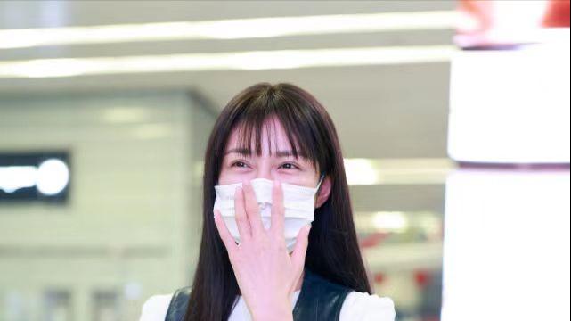 沈梦辰|沈梦辰婚变传闻后走机场，身材消瘦打扮很淑女，眼睛却透着疲惫感