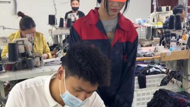 工厂内，一女子教男子使用缝纫机遭拒，网友：放开他，冲我来