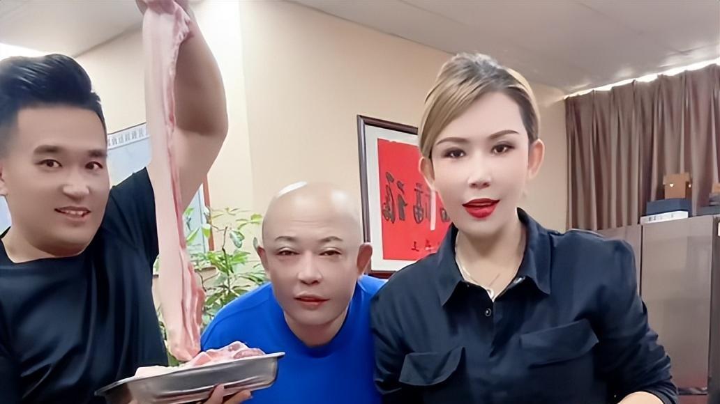 灰鸭绒冒充鹅绒？二驴姐姐卖羽绒服，售价2099元，被质疑虚假宣传