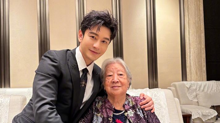 黄晓明|黄晓明带家人参加婚礼，西装革履风度翩翩，93岁姥姥戴珠宝状态好