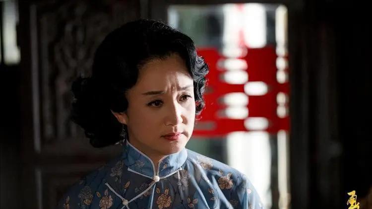 杨昆|杨昆直播坦言很缺钱！别墅因丈夫被拍卖，每月靠2500退休金生活