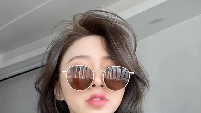 洗发水 头发不要刚打湿就抹洗发水，头油多还掉发，教你一个正确“方法”