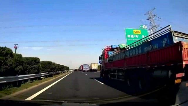 新手上路：上高速远离大货车，无条件执行