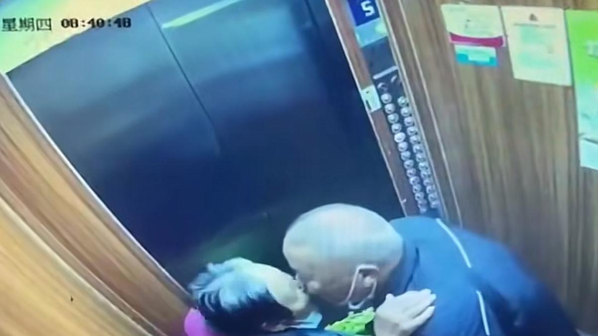 海南一老太电梯内被老头强吻，害羞手指监控，可身体却很诚实