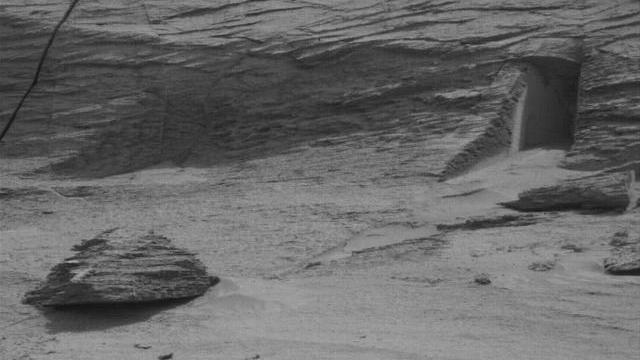 好奇号在火星上发现一道奇怪的“门”，不知通往何处