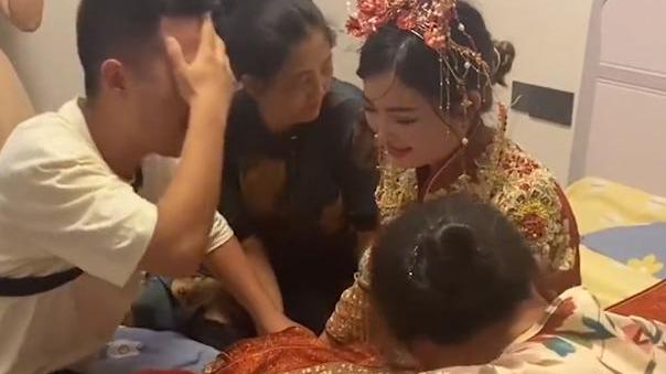 湖南一男子送好友出嫁，哭嫁时把长辈都比下去了，网友：太硬核
