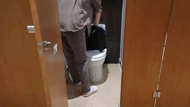 躲在上海虹桥卫生间里的阿芬，被热搜给“救了”
