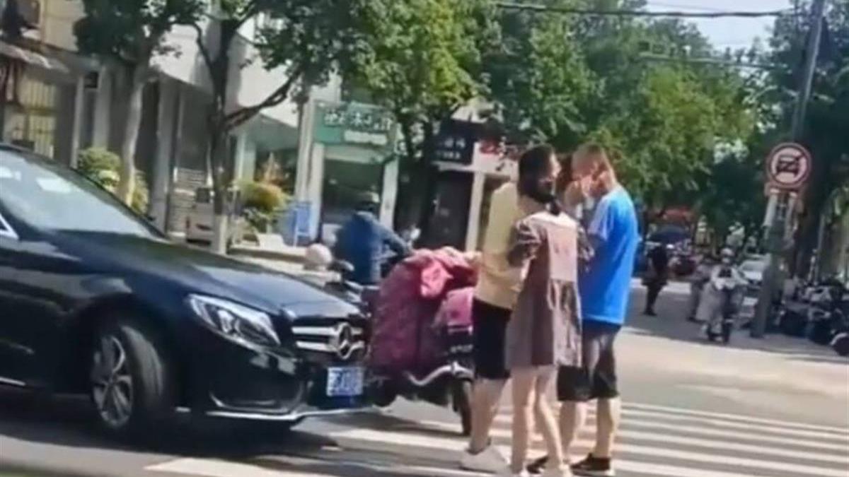 奔驰车主街头猛怼电动车主“你就是穷”，扬州交警：已介入处理