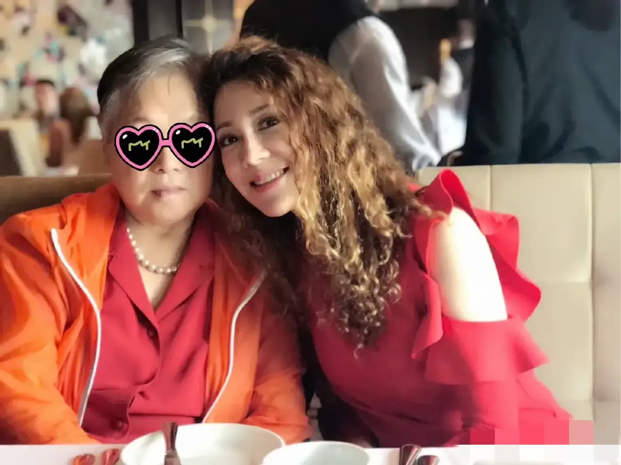 文静|央视主持人文静与父母去意大利旅游的照片，私下里的文静很时尚，有点像韩剧女主角