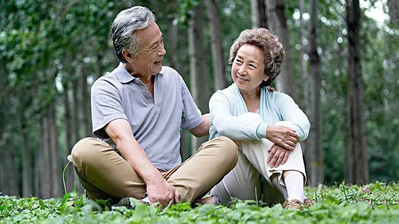 65岁亲家母与55岁亲家公想结婚成家，儿女都赞成，说便于赡养老人