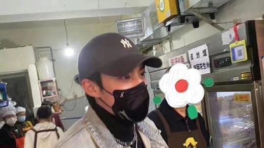 王鹤棣|王鹤棣现身爸爸炸串店，本人被赞又高又帅，一身牛仔穿搭接地气