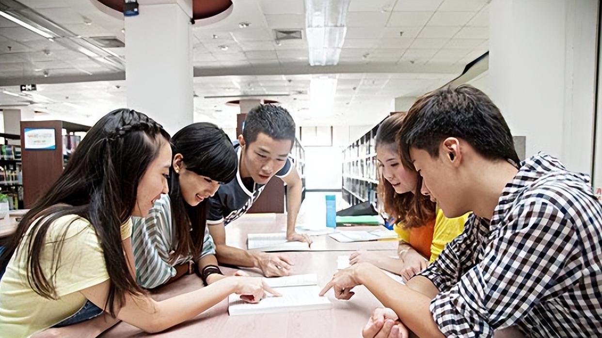 发型 女大学生发型走红，00后觉得很是潮流，网友：像极了70后大妈