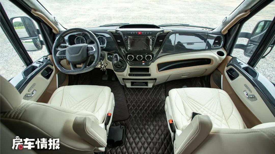 房车里的独立厨房真爽！爆炒不怕油烟，10度电空调尽情开还能冲澡