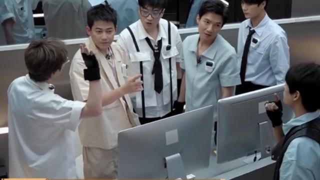 王栎鑫|“再就业男团”玩密逃，王栎鑫是卧底不要太明显