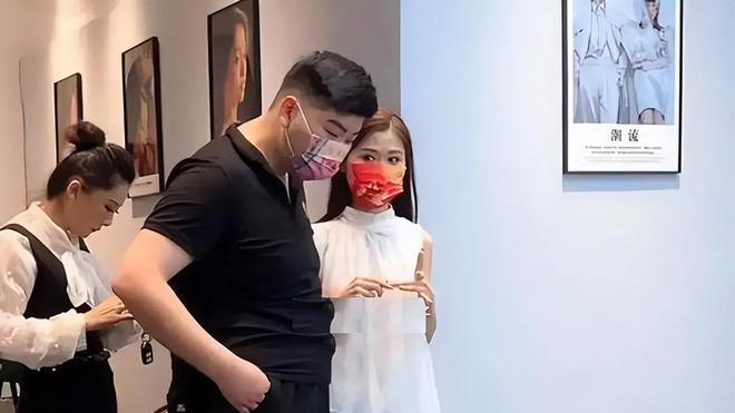 |朱小伟婚礼延期，陈萌现身医院做产检，网友：想借奉子成婚冲喜？