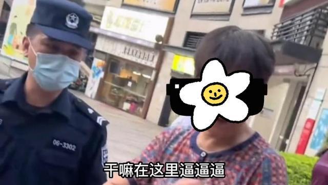 大妈遛狗不牵绳，咬伤路人拒不道歉还打人，叫嚣：大不了再罚500