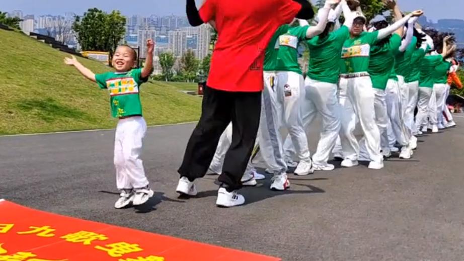 3岁萌娃痴迷跳广场舞，大爷大妈都自愧不如，调皮舞步萌翻网友