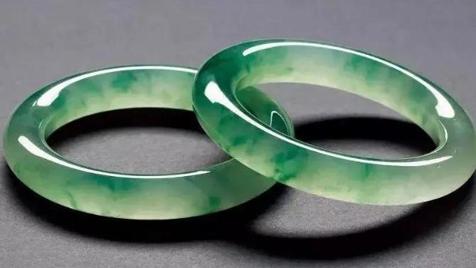 翡翠手镯|翡翠手镯为何这么贵，要求高取料难，最经典最保值的翡翠饰品