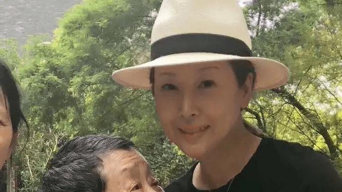 孙悦|50岁歌手孙悦穿短裤小区遛狗，神态似少女