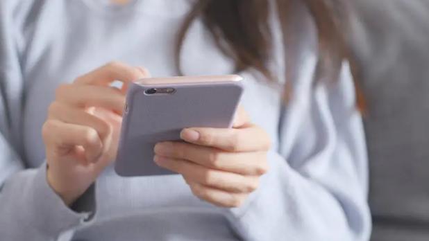 男子躺床被掉落手机砸中眼睛，致视网膜脱离：严重时有失明风险