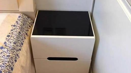 装修还买传统床头柜吗？早就过时了，现在年轻人都流行这样装