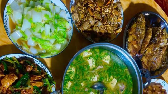 为了看世界杯，广西男子辞职回家做一桌子菜，网友：想来你家蹭饭