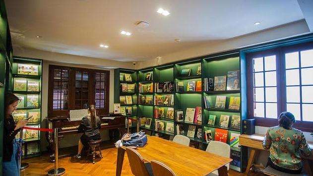 物流|为什么现在的年轻人更愿意网上购物，而不是到实体店购物？